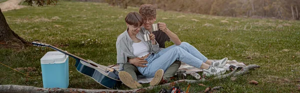 Happy Young Couple Tourists Sitting Hug Laughing While Having Picnic — Stockfoto