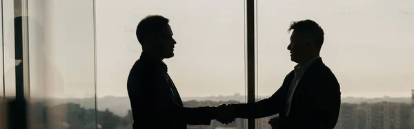 Männerfreundschaft Handschlag Erfolgreiche Einigung Nach Treffen Silhouettenfoto — Stockfoto