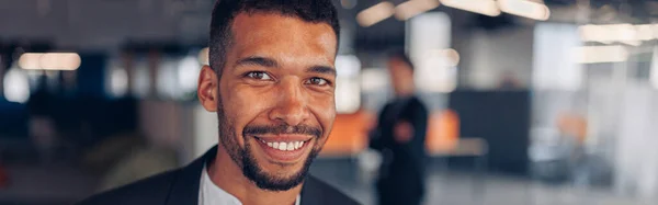 Porträt Eines Afrikanischen Geschäftsmannes Der Büro Von Kollegen Mit Hintergrund — Stockfoto