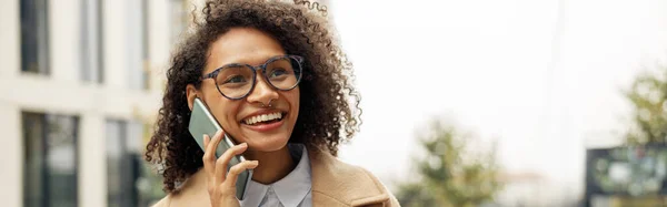 Tersenyum Afro American Pengusaha Berbicara Telepon Sambil Berdiri Latar Belakang — Stok Foto