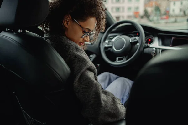 Žena Řidič Zapne Bezpečnostní Pás Před Startem Auta Koncept Bezpečnosti — Stock fotografie