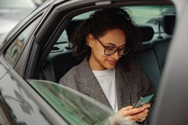 Pengusaha Wanita Menggunakan Telepon Selama Perjalanan Kantor Mobil Foto Berkualitas — Stok Foto