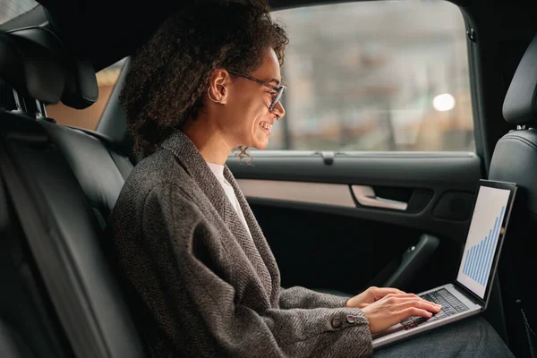 Akuntan Wanita Bekerja Pada Laptop Duduk Jok Kulit Mobil Dalam — Stok Foto