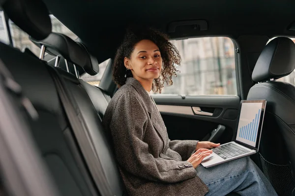 Manajer Wanita Yang Bekerja Pada Laptop Duduk Jok Kulit Mobil — Stok Foto