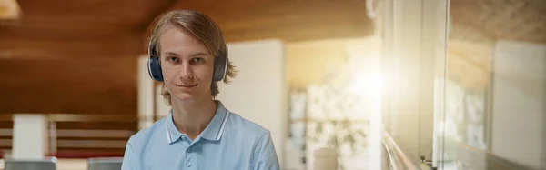 Male Student Sits Headphones Library Studies Using Digital Tablet Blurred — Stock Photo, Image