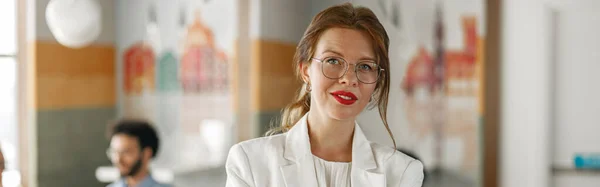 Smilende Forretningskvinne Hvit Dress Som Står Moderne Kontor Bakgrunn Kollegaer – stockfoto