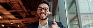 Hintli işadamı, kafede çalışırken not defterine not alıyor. Yüksek kalite fotoğraf