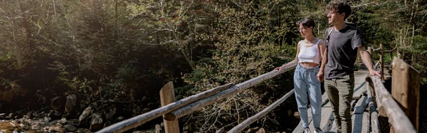 Ein Paar Wanderer Überqueren Den Fluss Über Eine Holzbrücke Den — Stockfoto