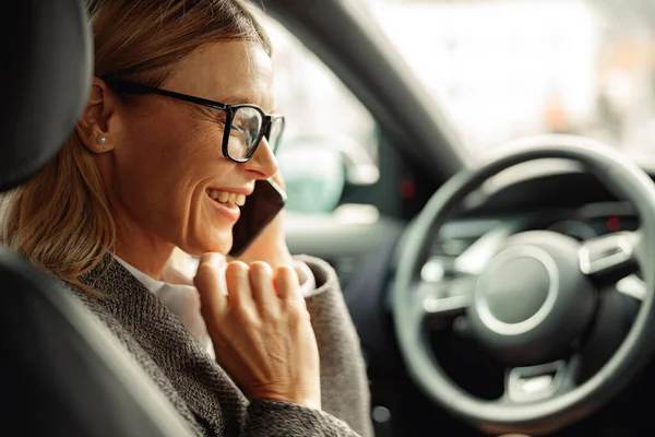 Atrakcyjna Bizneswoman Rozmawia Przez Telefon Klientem Siedząc Kierownicą Samochodzie — Zdjęcie stockowe