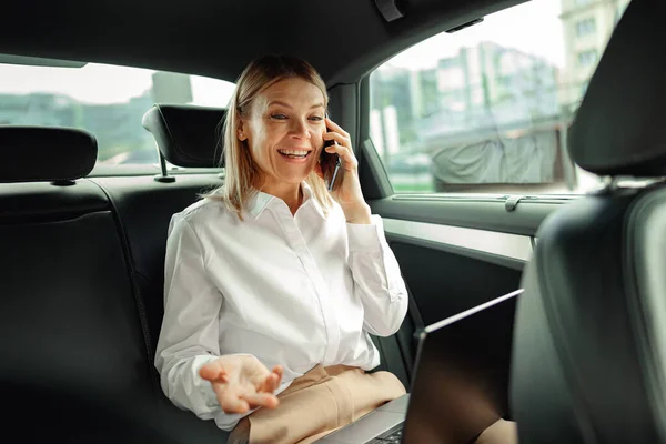 Bizneswoman Pracuje Laptopie Rozmawia Przez Telefon Drodze Biura Samochodzie Wysokiej — Zdjęcie stockowe