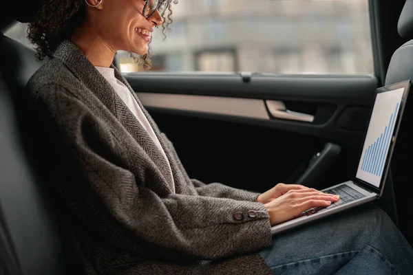 Manajer Wanita Yang Bekerja Pada Laptop Duduk Jok Kulit Mobil — Stok Foto