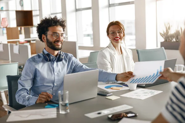 Diverse Coworkers Analyzing Sales Report While Working Together Office Blurred — Foto de Stock