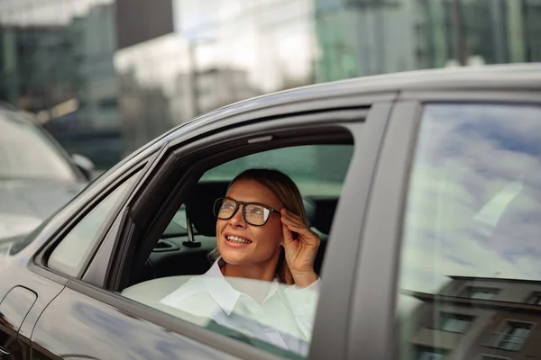 Pengusaha Wanita Dengan Kacamata Bepergian Dengan Mobil Dan Melihat Luar — Stok Foto