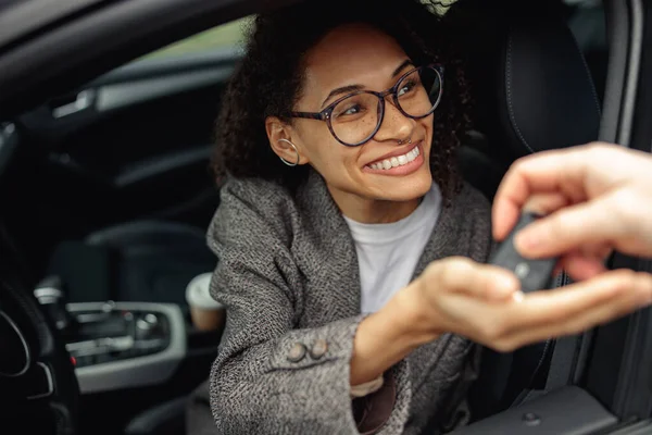 Wanita Tersenyum Mendapatkan Kunci Mobil Baru Dari Salesman Konsep Untuk — Stok Foto