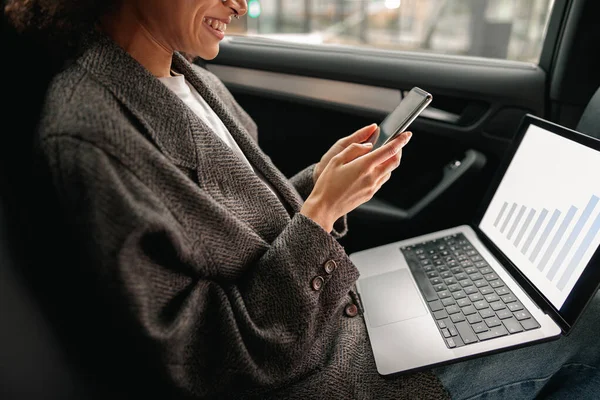 女商人在开车上班的路上用手提电脑和电话 高质量的照片 — 图库照片