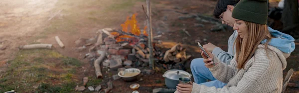 Junge Kaukasische Wanderinnen Ruhen Sich Auf Dem Zeltplatz Feuer Aus — Stockfoto