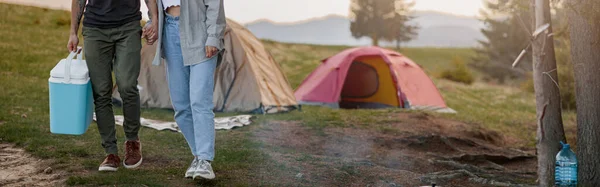 Portrait Young Man Woman Standing Hand Hand Camping Place Portative — Stockfoto