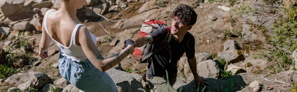 Couple Climbing Cliffs Rocks Mountains River Hand Help Hiking Trekking — Zdjęcie stockowe