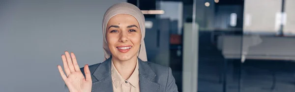 Wanita Pebisnis Muslim Tersenyum Dalam Jilbab Melambaikan Tangan Hai Selama — Stok Foto