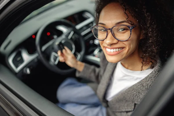 Wanita Muda Tersenyum Memegang Kunci Mobil Sewaan Sebelum Perjalanan Dan — Stok Foto