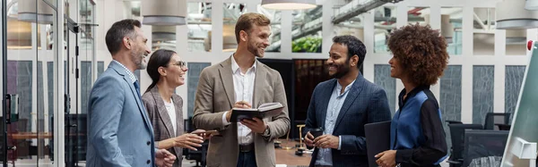 Businesspeople Talking While Standing Office Break Teamwork Concept High Quality — Fotografia de Stock