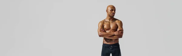 白いスタジオの背景に裸身を筋肉で囲まれた魅力的なスポーティーな男 高品質の写真 — ストック写真
