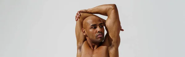 Αθλητής Γυμνό Κορμό Ζεσταίνεται Λευκό Φόντο Στούντιο — Φωτογραφία Αρχείου