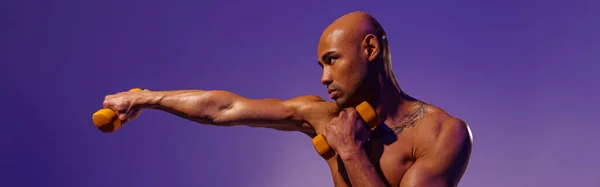 Μυώδης Άνθρωπος Κάνει Άσκηση Βαρίδια Βαρίδια Στο Στούντιο Φόντο Φίλτρο — Φωτογραφία Αρχείου