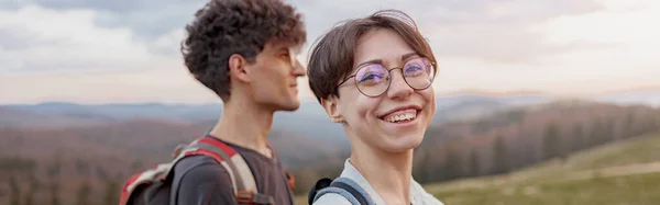 Portrait Cheerful Happy Woman Hiking Male Friend Boyfriend Mountains Trekking — Stockfoto