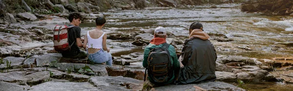 Kayalık Vadi Dağları Ndaki Nehir Kıyısında Oturan Beyaz Çiftlerin Arkası — Stok fotoğraf