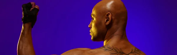 Sportlicher Muskelmann Demonstriert Bizeps Auf Studiohintergrund Hochwertiges Foto — Stockfoto