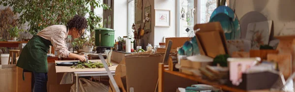 Woman Decorator Making Green Ikebana Tray Florist Studio High Quality — 스톡 사진
