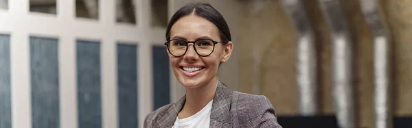 Mujer Negocios Sonriente Pie Oficina Moderna Mirando Cámara —  Fotos de Stock