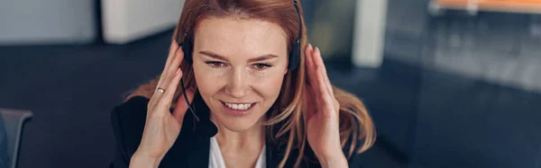 Femme Affaires Dans Les Écouteurs Parler Ligne Avec Client Pendant — Photo