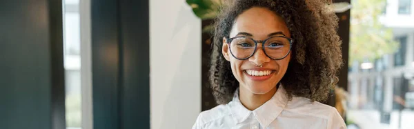 Pebisnis Wanita Tersenyum Mengenakan Kacamata Memegang Laptop Sambil Berdiri Dekat — Stok Foto