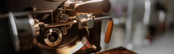 Großaufnahme Von Aromatischen Frisch Gerösteten Kaffeebohnen Metallbehältern Einer Professionellen Röstmaschine — Stockfoto