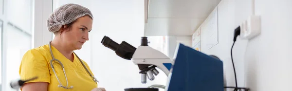 Serius Bagus Wanita Mengenakan Seragam Laboratorium Saat Melakukan Analisis Laboratorium — Stok Foto