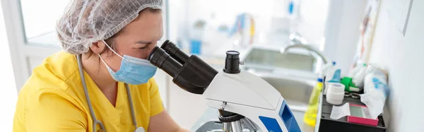 Laboratorieassistent Arbete Uniform Undersöka Blodprov Sällskapsdjur Mikroskop Veterinär Klinik — Stockfoto
