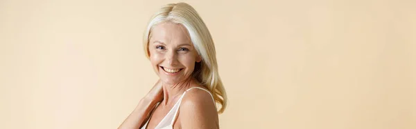 Portrét Šťastné Dospělé Ženy Blond Vlasy Bílém Spodním Prádle Usmívá — Stock fotografie