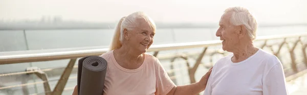 Χαμογελαστή Ηλικιωμένη Γυναίκα Κυλιόμενο Χαλί Ζητωκραυγάζει Άνθρωπος Κοντάρια Για Σκανδιναβικό — Φωτογραφία Αρχείου