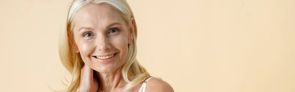 Portret Uroczej Dojrzałej Kobiety Blond Włosami Białej Bieliźnie Uśmiechniętej Kamery — Zdjęcie stockowe