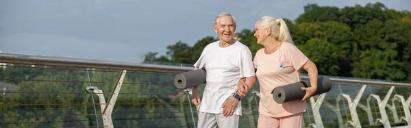 Feliz Anciano Señora Con Alfombras Enrolladas Listo Para Ejercicio Caminar — Foto de Stock