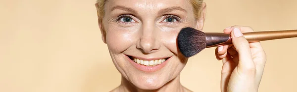 Primer Plano Mano Hábil Artista Haciendo Maquillaje Natural Para Mujer — Foto de Stock