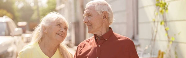 Positiv Senior Familj Par Med Pappersmuggar Promenader Tillsammans Längs Stadens — Stockfoto