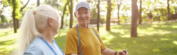 Lächelnder Senior Mit Stöcken Für Nordic Walking Und Springseil Mit — Stockfoto