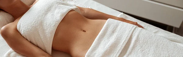 Vrouwelijke Persoon Met Platte Buik Liggend Witte Lakens Wachtend Massage — Stockfoto