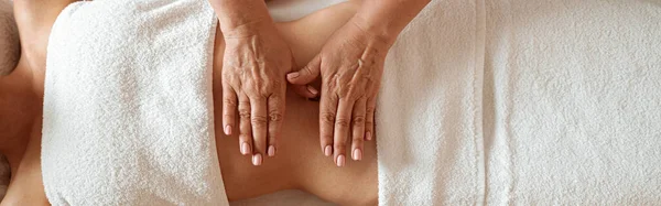 Female Client Lying Massage Table White Towels While Masseuse Massaging — Stock Photo, Image