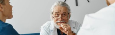 Seminer sırasında toplantı masasında oturan bir grup doktor. Yüksek kalite fotoğraf