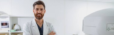 MRI veya CT taramasının arka planında hastayla birlikte radyoloji uzmanı. Yüksek teknolojili tıbbi ekipman