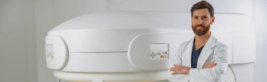 MRI veya CT taramasının arka planında hastayla birlikte radyoloji uzmanı. Yüksek teknolojili tıbbi ekipman